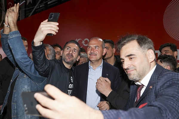İçişleri Bakanı Süleyman Soylu, Beyoğlu'ndaki Hasköy Kültür Sanat ve Gösteri Merkezi'nde İstanbul Berberler Odası'nın düzenlediği kahvaltıda, berberlerle bir araya geldi.