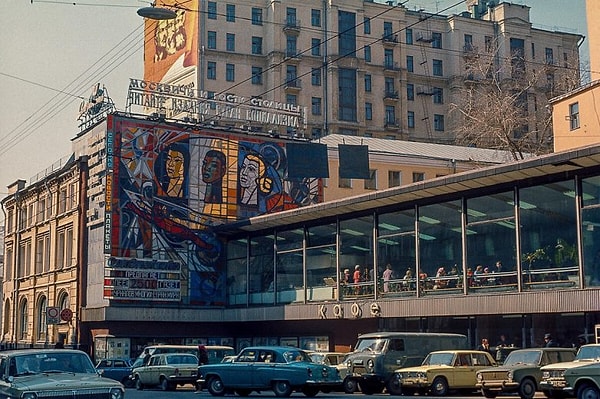 6. Шикарная мозаика и кафе на улице Огарёва (ныне – Газетный переулок).