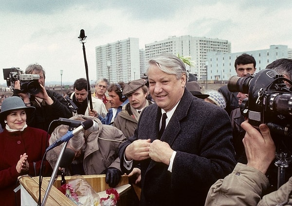 7. Борис Ельцин во время предвыборного митинга (Москва, 1989 год).