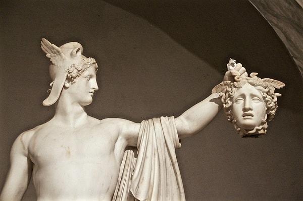 Tüm bunlardan sonra Kral, Perseus Medusa'nın başını getirene kadar Danae'yi yanında tutma kararı aldı.