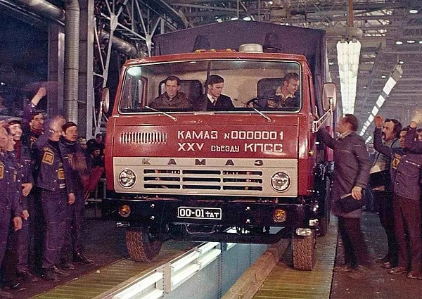 10. В каком году в Набережных Челнах был выпущен первый автомобиль КамАЗ?