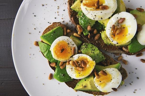 Peki birbinden değerli birçok yarara sahip olan avokado yağını diyetinize nasıl ekleyebilirsiniz?
