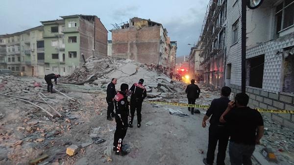 6 Şubat'ta meydana gelen depremlerin vurduğu Malatya'da, Kırçuval Mahallesinde ağır hasarlı olan 4 katlı bina, akşam saatlerinde büyük gürültüyle kendiliğinden çöktü.