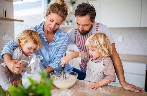 1. Çocuklarla evde yapılacak en güzel aktivite birlikte mutfakta vakit geçirmek. Çocuğunuzun sevdiği bir kurabiyeyi ya da keki birlikte yaparak çok eğlenebilirsiniz.