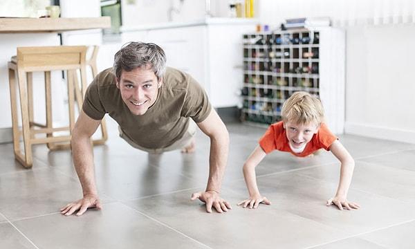 6. Evdeyken yapılacak en güzel aktivitelerden biri spor yapmak. Spor yaparak hem çocuğunuzun fiziksel gelişimine katkı sağlayacak hem de birlikte eğleneceksiniz.