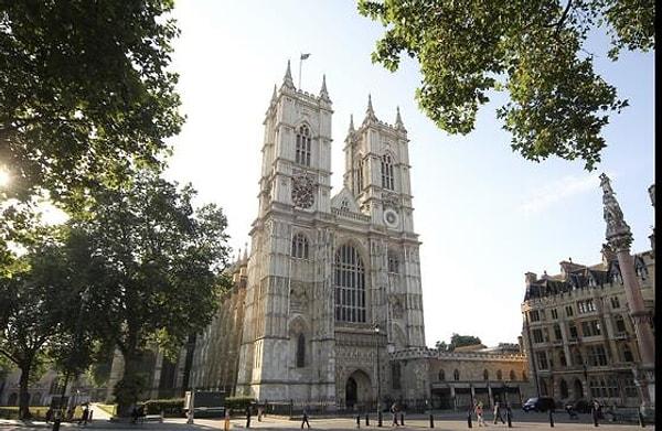 Tören, kraliyet ailesinin taç giyme törenleri, düğün ve cenazelerinin büyük bölümüne ev sahipliği eden Westminster Abbey'de yapılacak ve Kraliçe Camilla ile birlikte taç giyecek olan Kral Charles, 1066'dan bu yana burada taç giyen 40'ıncı hükümdar olacak.