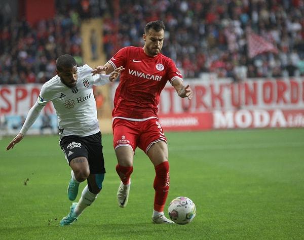 Zirvenin 5 puan gerisindeki Beşiktaş, Antalyaspor deplasmanından alacağı 3 puanla rakiplerinin oynayacağı maçları rahatça izlemek için sahadaydı.