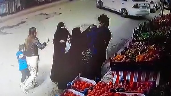 Olaya tanık olan çevredekiler kadınlara saldıran şüpheliye tepki gösterirken, o anlar marketin güvenlik kamerasınca da kaydedildi.