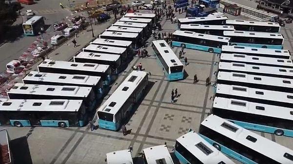 Sosyal medyada paylaşılan görsellerden biri de buydu. İBB Başkanı Ekrem İmamoğlu'nun miting düzenleyeceği alana otobüslerin park edilmesi tepki çekti.