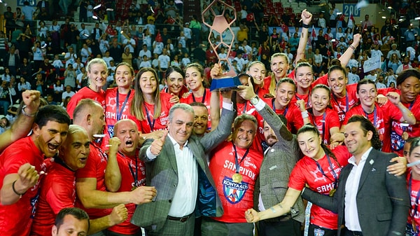 Mücadelenin ilk yarısını 16-7 önde bitiren Konyaaltı Belediyespor, sahadan 33-20 galip ayrılarak, EHF Avrupa Kupası'nın sahibi oldu.