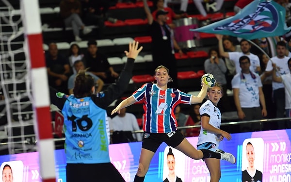 Konyaaltı Belediyespor Kadın Hentbol Takımı, EHF Avrupa Kupası finalinde 23-17 kaybettiği ilk maçında rövanşında sahasında İspanya ekibi Atletico Guardes'i konuk etti.