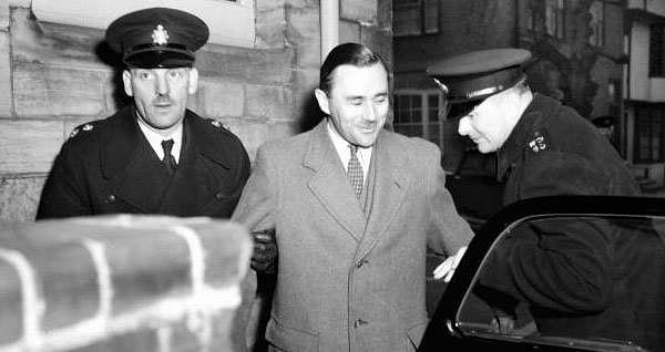 4. "John George Haigh, 1944 ile 1949 yılları arasında altı kişiyi öldürdü ve ardından vücutlarını konsantre sülfürik asit içinde çözerek imha etti. Daha sonra varlıklarını ve mülklerini sattı."