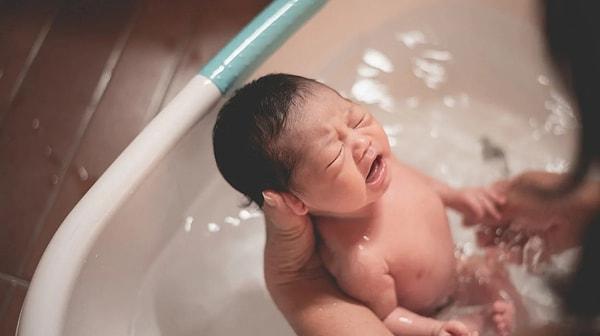 Yenidoğan bebeğin ne zaman yıkanacağı tüm ebeveynlerin merak ettikleri bir konu. Bu konuda doktorlar yıkamayı birkaç gün ertelemeyi tavsiye ediyorlar.