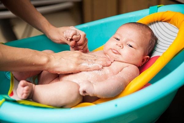 Bebeğinizi küvette yıkamaya geçmeniz için göbek bağının düşmesi gerekiyor. Göbek bağı düşen bebeğinizi artık küvette yıkayabilirsiniz.