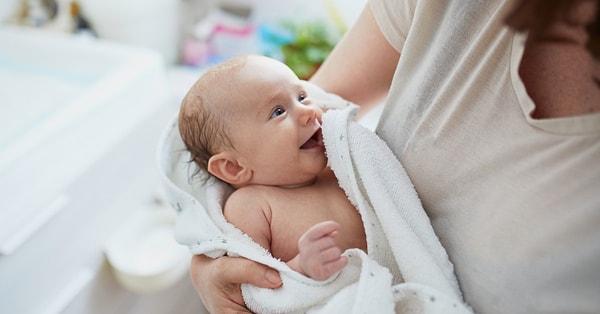 4. Bebeğinizin vücudunu ve saçını güzelce yıkadıktan sonra dikkatli bir şekilde bebeğinizi kenara alın. Temiz bir bebek havlusuyla bebeğinizi artık kurulayabilirsiniz.