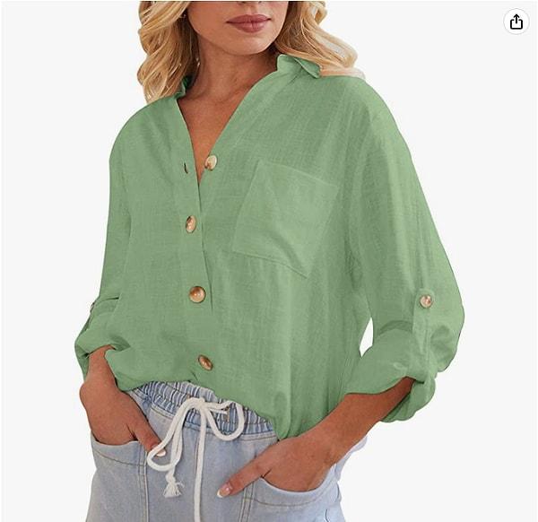 10. Düğmeleri ile ön palana çıkan yeşil keten gömleğin renginin tonu harika.