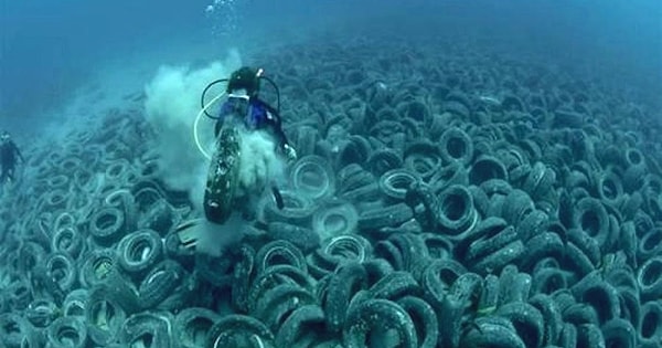 Несмотря на добрую волю компаний, проект обернулся катастрофой. Под воздействием волн шины раскололись, и 2 миллиона шин рассеялись и распространились по океану.