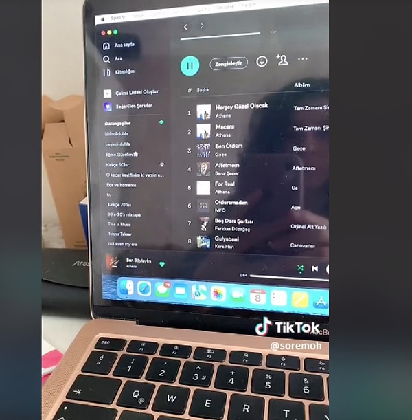 "@soremoh" adlı TikTok kullanıcısı Spotify'da "Çapraz geçiş" özelliğini kullanarak iki türkçe şarkıyı birbirine bağlayarak ortaya kulağa oldukça ilginç gelen bir melodi çıkardı.