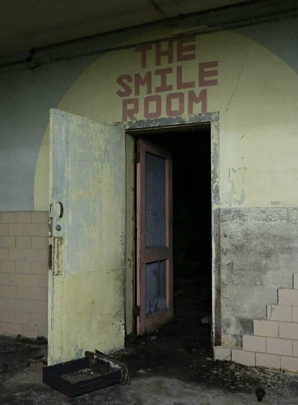2. Üzerinde "Gülümseme Odası" yazan bu gizemli odaya girince yüzümüzün güleceğini pek sanmıyoruz...