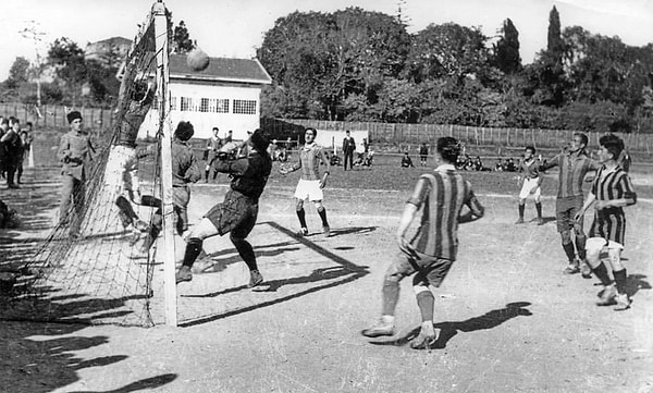 Takımına futbol alanında tam 17 yıl hizmet veren Galip Bey kariyeri boyunca Fenerbahçe formasıyla 5 İstanbul Ligi şampiyonluğu elde eder. Hücum oyuncusu olarak başladığı kariyerini savunma oyuncusu olarak bitiren Kulaksızoğlu, çıktığı 216 maçta 73 gol atar.