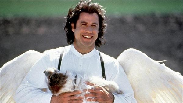 William Hurt ve Andie Macdowell arasında bir çöpçatanı oynamak isteyen melek Michael olarak John Travolta da kişilerin aşk hayatına dokunarak bireylerin hayatlarını iyileştirmek isteyen melek figürlerden.
