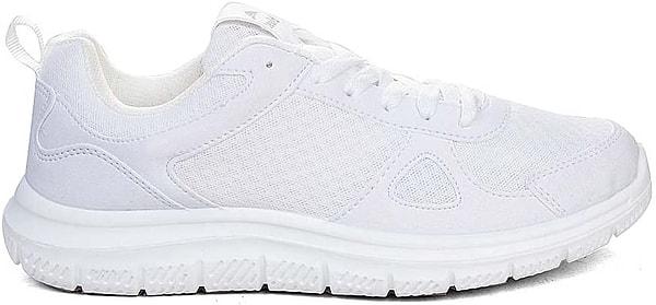 16. Erkekler için düz beyaz yazlık bir sneaker modeli.
