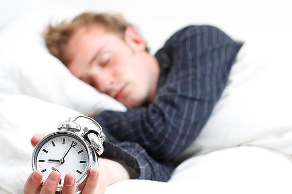 1. Semptom: Alarm kurmazsam 14 saat bile uyuyabilirim.