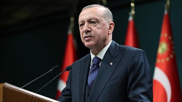 Cumhurbaşkanı Erdoğan da HAK-İş'teki konuşmasında asgari ücretten bahsederken, memur maaşlarına da zam yaptığını açıkladı.