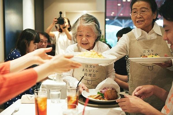 4. Japonya'da bir restoran sadece bunama hastalığına sahip olan yaşlı insanları çalıştırıyor! Bu şekilde onların halen toplumun önemli bireyleri olduklarını hatırlatmak amaçlanmış.