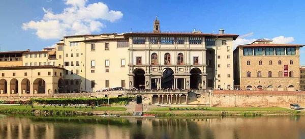 İtalyan kültürü ve tarihinin köşe taşlarından biri olan Uffizi, bir müzeden çok daha fazlasıdır. Her bir resim ve heykelin geçmiş bir dönemin hikâyelerini fısıldadığı, zamanda geriye doğru bir yolculuktur.