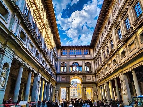 Uffizi Galerileri en çok sanat koleksiyonuyla tanınsa da, binanın kendisi de mimari bir harikadır.