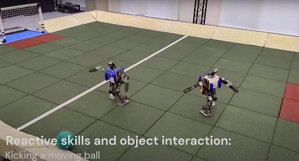 Bir insanın bel hizasına gelen minik robotlar topa müdahalede bulunmayı, gol atmayı ve düşürüldüklerinde kolayca toparlanmayı başardılar.