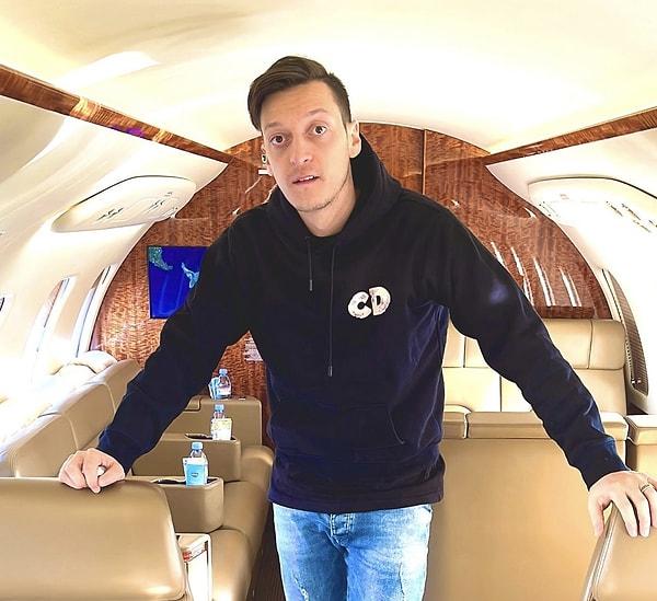 Başakşehir'de forma giyen Mesut Özil, son günlerde yaptığı siyasi paylaşımlarla gündem oluyor.