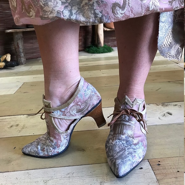 17. yüzyılda süslü çoraplarla beraber çizmeleri tercih eden erkeklerin yanı sıra, Barok ayakkabılarına çeşitli işlemeler ve dekoratif unsurlar eklenerek kadınlar için de ayakkabılar daha önemli hale geldi.