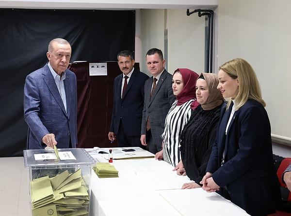 Kimliğini çıkararak oy kullanacağı sınıfa giren Erdoğan, sırası geldiğinde burada sandık görevlileriyle tek tek tokalaştı.