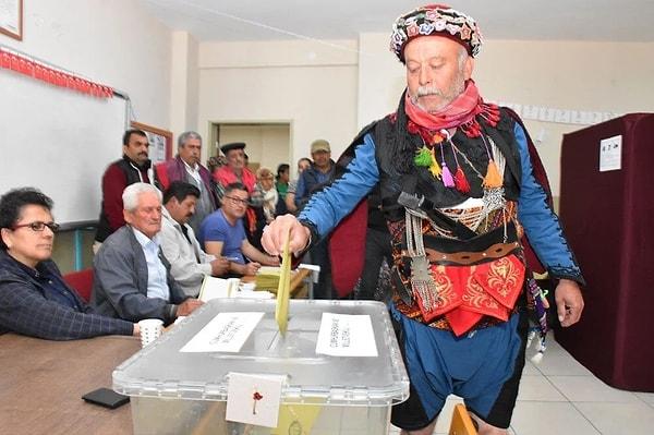 Aydın'ın Germencik ilçesinde Şehit Cafer Efe Yörükleri ve Zeybekleri Derneği üyesi bir grup seçmen, efe kıyafetleriyle oy kullanma işlemini gerçekleştirdi.