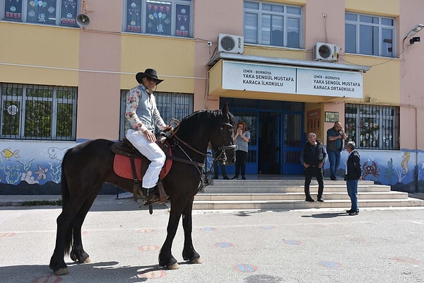 Bunlardan en ilgi çekeni ise İzmir'in Bornova ilçesinde oyunu kullanmaya atı ve kovboy kostümüyle giden seçmendi.