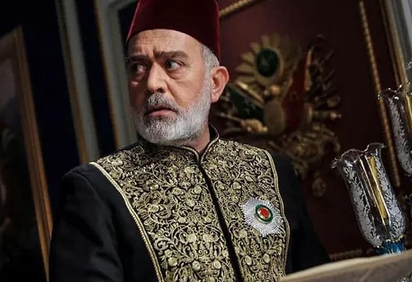 Bülent İnal'ın başrolünde yer aldığı TRT1'de yayınlanan Payitaht Abdülhamid dizisindeki Tahsin Paşa rolüyle tanınan Bahadır Yenişehirlioğlu, yeniden gündemde.
