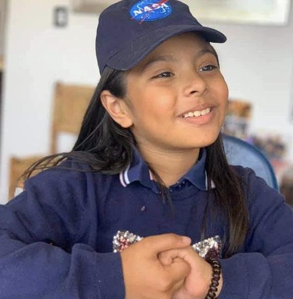 Молодая девушка по имени Адхара Перес Санчес выросла в малообеспеченном районе Тлахаук и часто подвергалась издевательствам в школе из-за того, что страдала аутизмом.