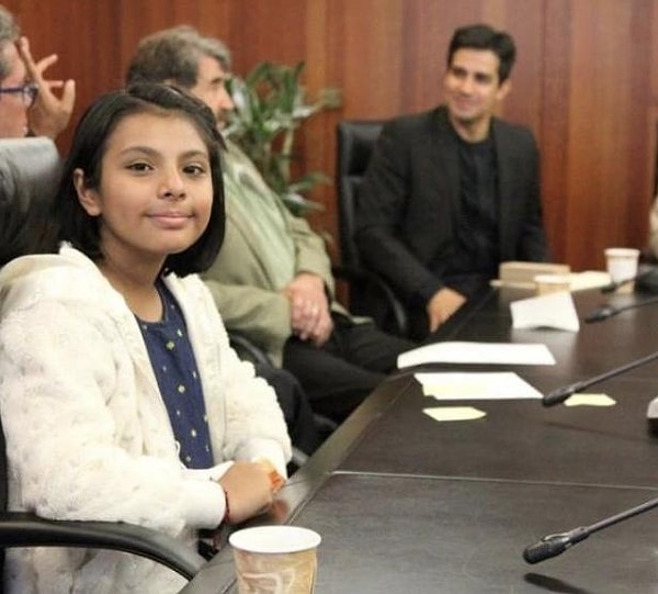 Закончив начальную школу в возрасте пяти лет, а среднюю школу через год, 11-летняя Адхара получила степень бакалавра системной инженерии в Университете CNCI и в настоящее время изучает магистерскую программу по математике в Технологическом университете Мексики.