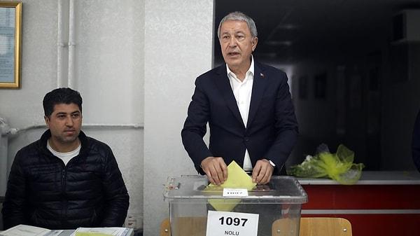 Hulusi Akar, AK Parti Kayseri İl Başkanlığı’nda seçim değerlendirmesinde bulundu.
