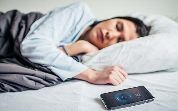 Araştırmacılar yatmadan önce telefon kullanmanın düşük kaliteli uykuya neden olabileceği konusunda hemfikir. Peki ya sonunda uyuduğumuzda ne olacak?