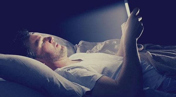 Gözlerinize gelen parlak ışık patlaması ve Instagram'da "hızlı" bir gezinti uykuya dalmanıza yardımcı olmayacaktır.