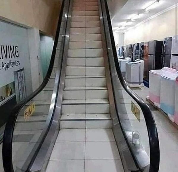 30. Это какой-то странный эскалатор. А, ой