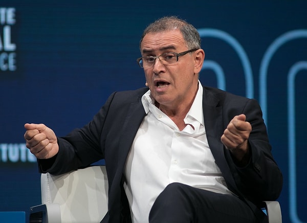 Dünyaca ünlü ekonomist, akademisyen Nouriel Roubini, 2008'de ABD'li yetkilileri mortgage krizine yönelik uyarmıştı. Ancak kimse dinlemedi. Ardından kriz patladı. Roubini'nin de adı "Kriz Kahini"ne çıktı. Bir daha inmedi.