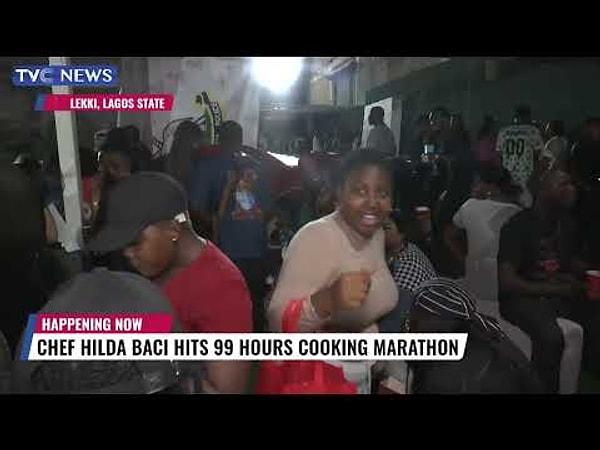 Baci pazartesi günü yemek pişirme maratonunu bitirirken Nijerya'nın ticaret merkezi olan Lagos'un Lekki bölgesinde binlerce Baci destekçisi toplandı.