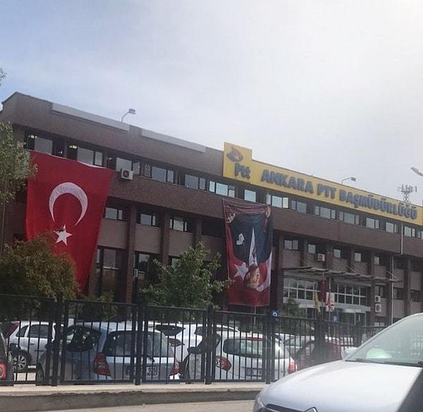 Ancak 19 Mayıs hazırlıklarını yaptığımız bugünde, Ankara PTT Başmüdürlüğü Binasına asılan Atatürk portresinin ters olduğu bir fotoğraf sosyal medyada dikkat çekti.