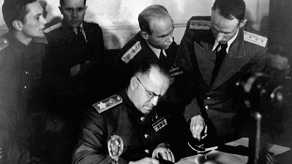 8. Когда был подписан план о безоговорочной капитуляции Германии?