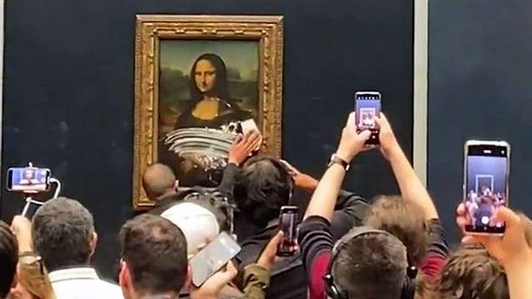 Geçtiğimiz yıl, kadın kılığına giren bir aktivist Louvre Müzesi'nde Mona Lisa tablosuna pasta fırlatarak dünya gündemine oturmuştu.