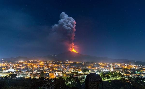 Avrupa'nın en aktif yanardağı olan Etna Yanardağı'nda oldukça güçlü bir patlama meydana geldi.